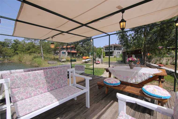 Hisarönü'nde Göl Kenarında Full Eşyalı Harika Villa