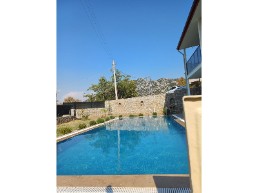 freistehendes haus mit privatem pool – perfekt für große familien zur miete!